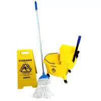 Kit limpeza composto por balde espremedor de 24 Litros, placa e esfregão.